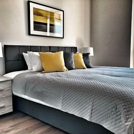 Luxury 2 Bed 2 Bath Apartment 18 Mins From Central London - Sleeps 6 ワトフォード エクステリア 写真