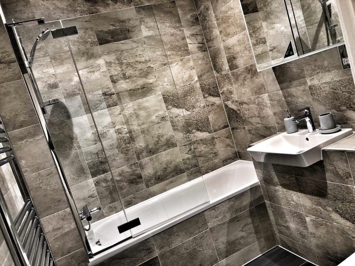 Luxury 2 Bed 2 Bath Apartment 18 Mins From Central London - Sleeps 6 ワトフォード エクステリア 写真