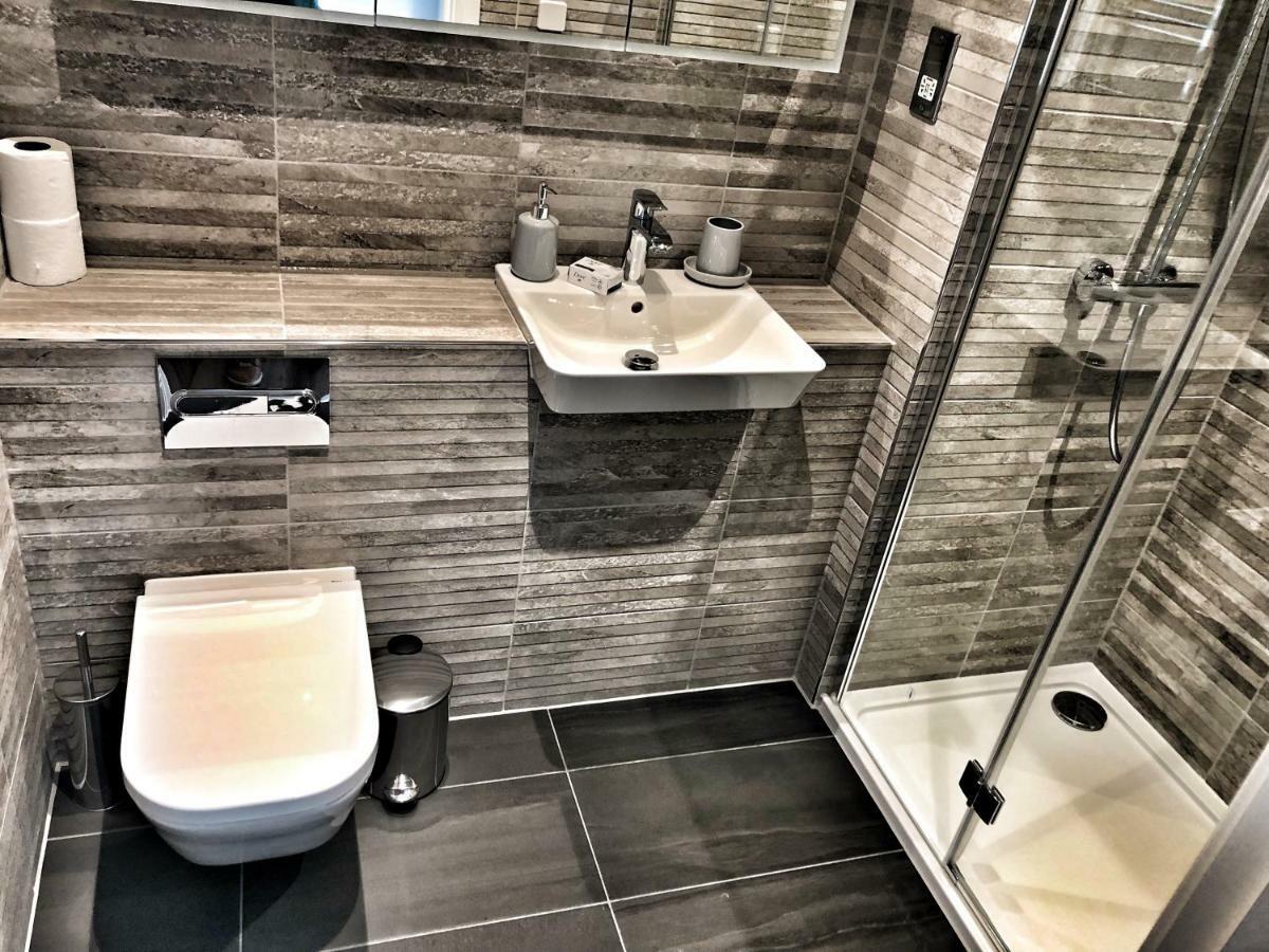 Luxury 2 Bed 2 Bath Apartment 18 Mins From Central London - Sleeps 6 ワトフォード エクステリア 写真