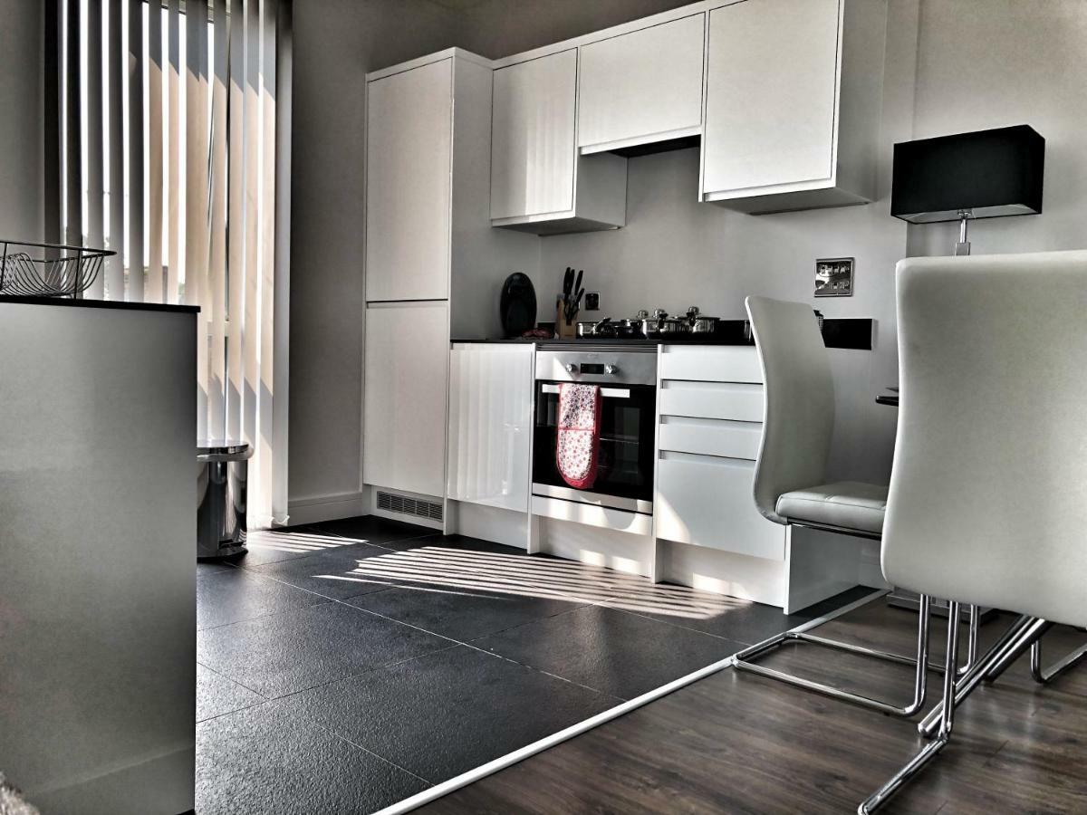 Luxury 2 Bed 2 Bath Apartment 18 Mins From Central London - Sleeps 6 ワトフォード エクステリア 写真